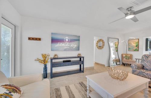 South New River Isles House | Waterfront Bungalow Heated Pool Pineapple Key