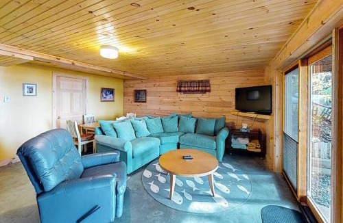 Greenville House | Waterfront cabin w/outdoor firepit, dock, and lake views - dogs welcome