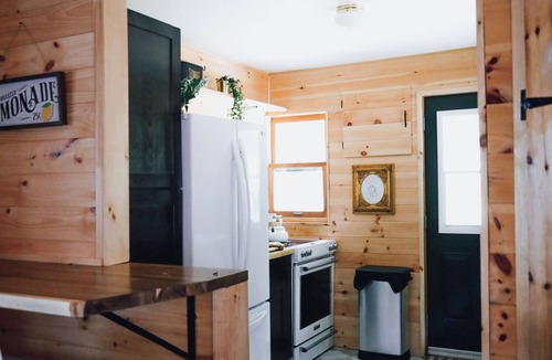 Frontenac Cottage | Waterfront Cottage on Bob's Lake w/Sauna & Hot Tub