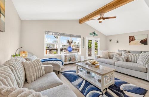 Flour Bluff House | Waterfront, Dock, Hot Tub, Near Beaches, Pets Allowed