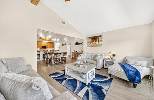 Flour Bluff House | Waterfront, Dock, Hot Tub, Near Beaches, Pets Allowed