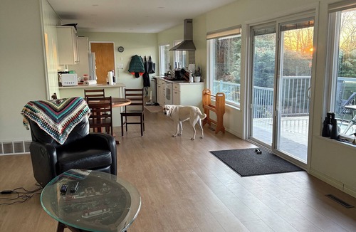 Brew Bay House | Waterfront Home! EV charger & Pet Friendly too :)
