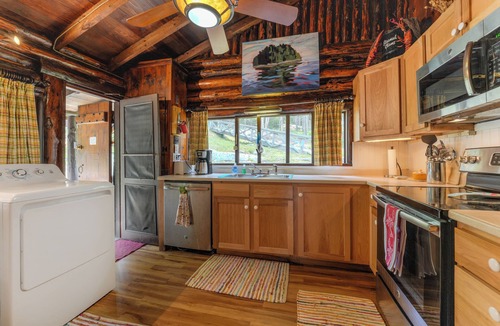 Boothbay Harbor Cabin | Waterfront Log Cabin Private Community Beach. CLOSEST TO TOWN less 10 min walk!