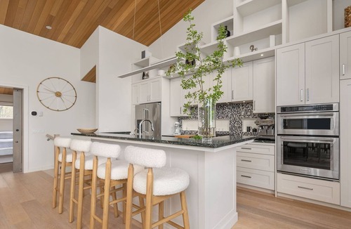 Oro-Medonte House | Waterfront Luxury at Fox & Fern Retreat