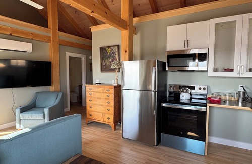 Bernard Apartment | Waterfront new post &beam upstairs apartment at the end of a quiet lane. Views!