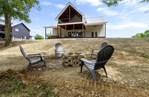 Golden House | Waterfront Pet Friendly Cabin on Glover River with Hot Tub near Broken Bow, Oklahoma