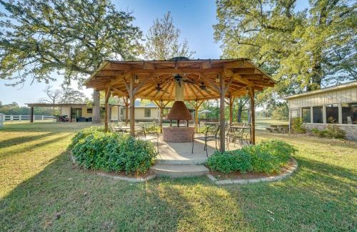 Texarkana House | Waterfront Texarkana Cabin: Tranquil Acreage