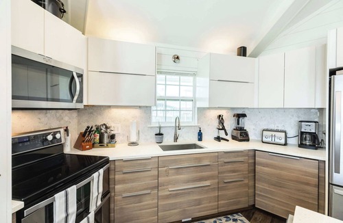 Surfside Beach House | Wave Watcher - Stylish, Direct Oceanview, Near Jetty