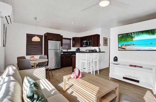 North Beach Apartment | WAVES ON WALNUT