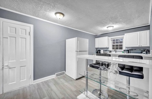 Highland Square House | Weber Duplex House Lower Unit Near Highland Square