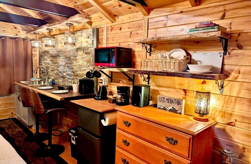 Laurel Ridge Cabin | Welcome to Black Mountain Stomping Ground's The Lookout. king bed/Views