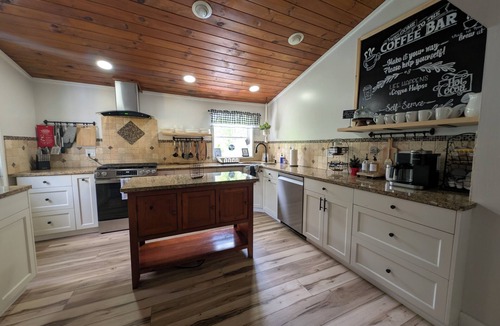Queensbury Cabin | Welcome to the Starry Night Cabin, your perfect year-round getaway!