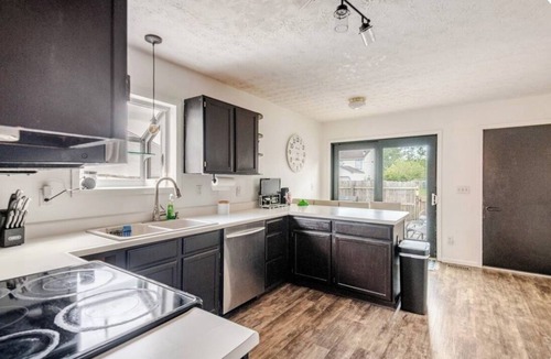 Grove City House | Welcome to your plant filled boho escape. 15 minutes from downtownColumbus.