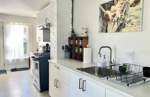 West End Apartment | West End's Diamond in the Rough 2-bedroom Apartment with Parking & WiFi