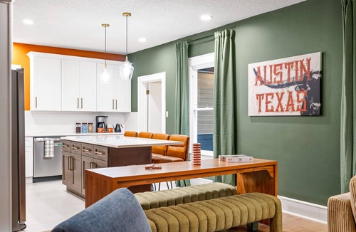North University House | Western Tailgate -Sleeps 15, Hot Tub, Bocce, by UT