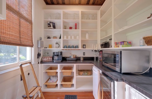 Columbus House | WFH Friendly: Abode w/Balcony in Columbus!