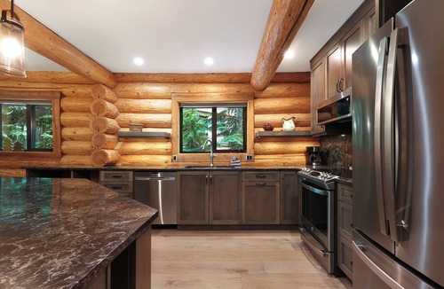 Courtenay Ski Chalet | WGB - Wintergreen - B