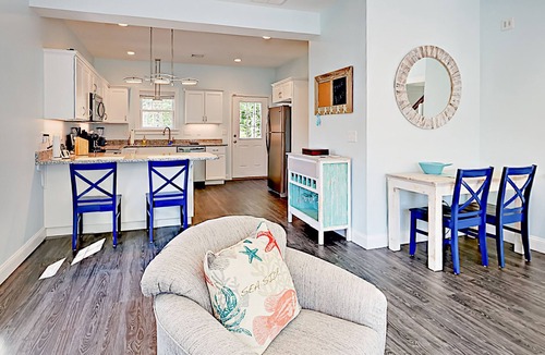 Arundel Cottage | Whale Song Accessible Cottage - Near Beaches w/Resort-style Pool