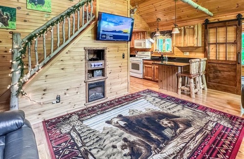 Town of Webb Cabin | Whispering Pines - Old Forge, Hollywood Hills Cabin