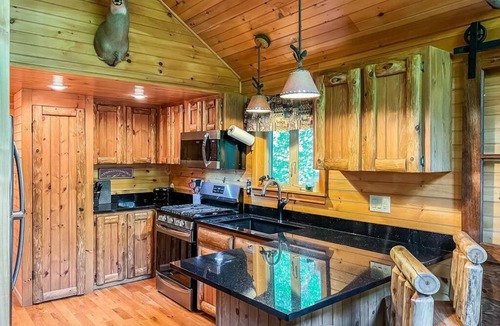 Town of Webb Cabin | Whispering Pines - Old Forge, Hollywood Hills Cabin