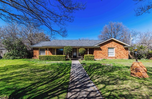 Dallas House | White Rock Estate: Graceful 5-Bedroom Home