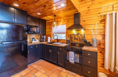 Bridgton Ski Chalet | Whitetail Chalet @ Bridgton with Hot Tub/5 min from pleasant mountain/Dogs ok