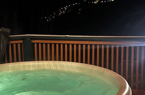 Bridgton Ski Chalet | Whitetail Chalet @ Bridgton with Hot Tub/5 min from pleasant mountain/Dogs ok