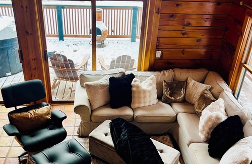 Bridgton Ski Chalet | Whitetail Chalet @ Bridgton with Hot Tub/5 min from pleasant mountain/Dogs ok