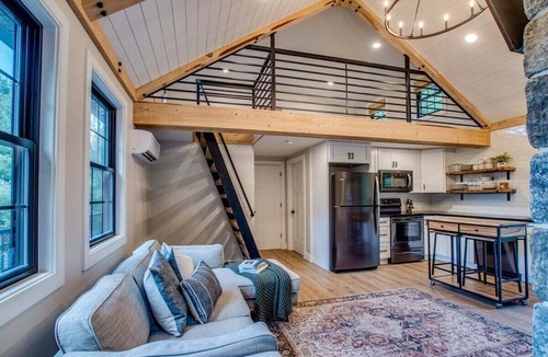 Valois Cabin | Wildwood Cabin: cozy cabin in woods,with fireplace