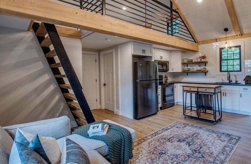 Valois Cabin | Wildwood Cabin: cozy cabin in woods,with fireplace