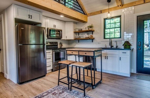 Valois Cabin | Wildwood Cabin: cozy cabin in woods,with fireplace