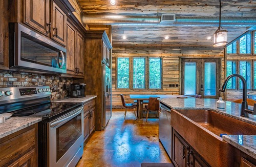 Broken Bow Cabin | WILL HIKE FOR TACOS luxury spacious cabin, cozy, quiet, amazing deck. sleeps 8