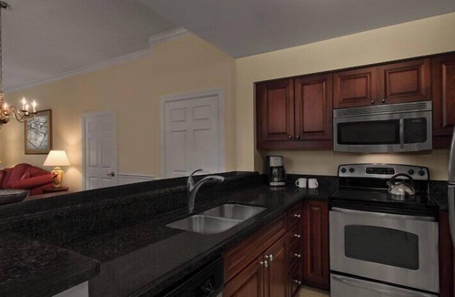 Berkeley Condo | Williamsburg | Couples History Weekend | Pool + Golf