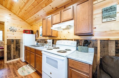 Broken Bow Cabin | Willow: Sleeps 3, Tiny Cabin, Pets, Near Lake/Park