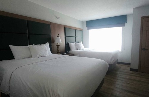 Austintown Hotel | Wingate Suites by Wyndham Youngstown - Austintown