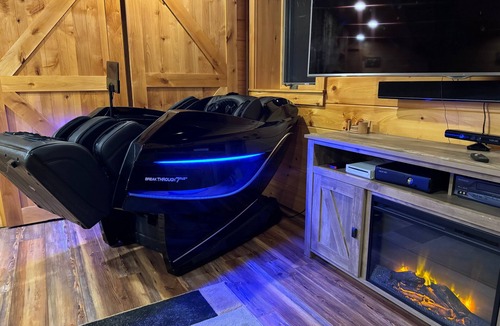 Carroll Cabin | WM dream home in National Forest; AC, swimspa, beach, massage chair, 2 min from ski area!