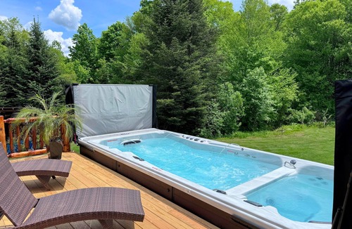 Carroll Cabin | WM dream home in National Forest; AC, swimspa, beach, massage chair, 2 min from ski area!