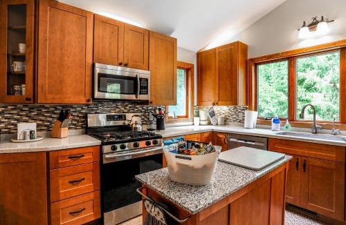 Edinboro House | Wooded Retreat on 5 Acres: 6 Mi to Edinboro Lake!
