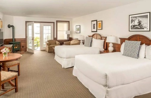 Boothbay Harbor Cabin | Woodland ADA Lodge | Porch + Spa Access