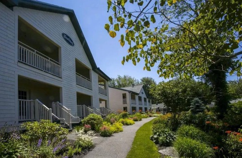 Boothbay Harbor Cabin | Woodlandview Lodge | King + Private Porch