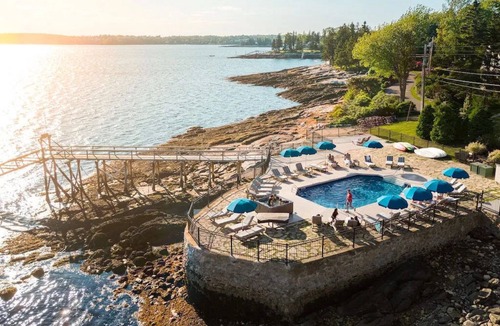 Boothbay Harbor Cabin | Woodlandview Lodge | King + Private Porch