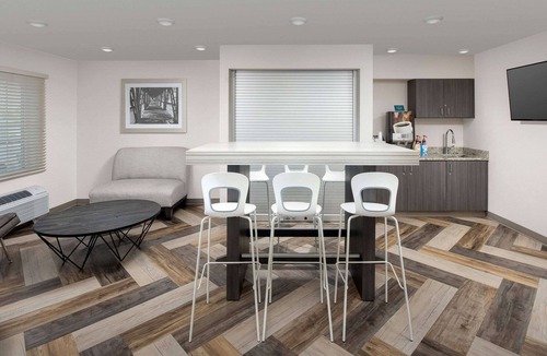 South Tulsa Hotel | WoodSpring Suites Broken Arrow