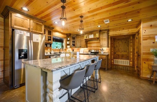 Hochatown Cabin | Work From Cabin Family Fun New Pool Pickleball Putt Putt Pets EV Charger