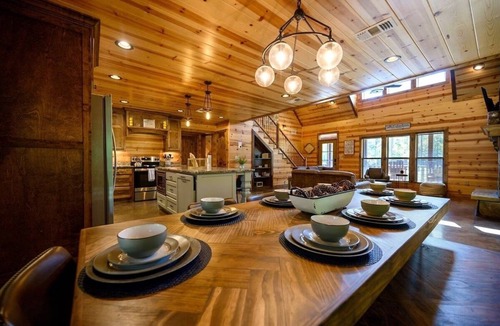 Hochatown Cabin | Work From Cabin Family Fun New Pool Pickleball Putt Putt Pets EV Charger