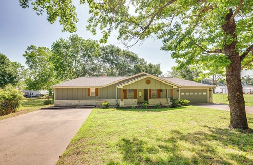 Gun Barrel City House | Yard, Deck & Fire Pit: Cedar Creek Reservoir Gem