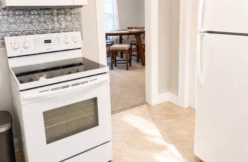 Kenmore Apartment | YOUR Cozy 2brm Upper Kenmore Retreat w balcony near Buffalo & Niagara Falls.