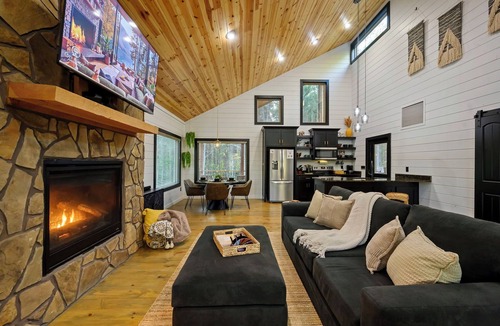 Pickens Cabin | Your New Favorite Place + Private Outdoor Oasis + Disc Golf + Firewood Provided