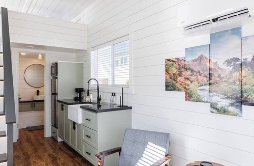Apple Valley House | Zion Tiny Home Hot Tub + Red Rock Views
