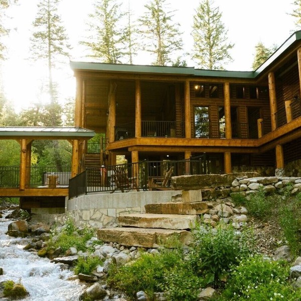 Classic mountain retreat Right on the stream Hot tub Wood-burning stove Set in Sundance Canyon