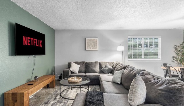 0.2mi/0.3km to Dallas Stadium 2BR +FREE Parking
